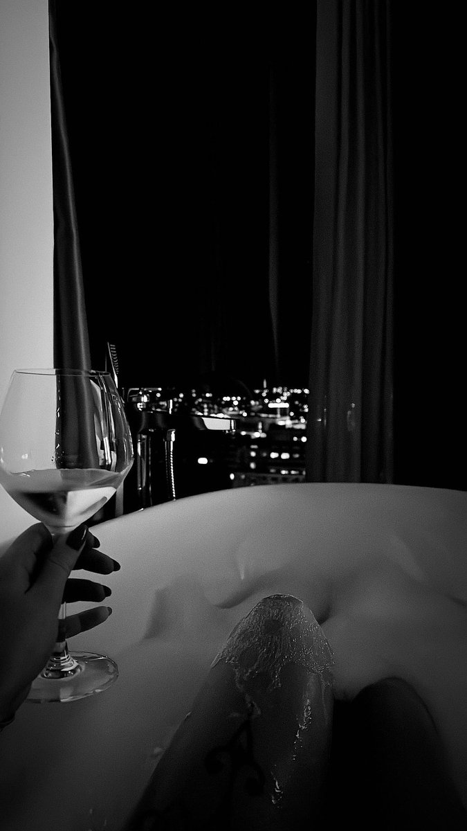 Starting the festivities with one of life’s simple pleasures 🛁🍷 

We have availability during the holidays. Why not check iNN for a little R &amp; R 🤍

#StayCurious