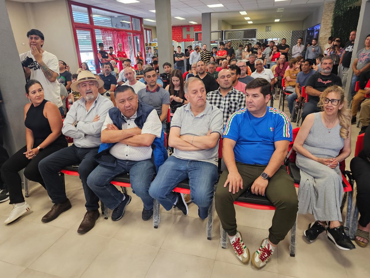 En en contexto en donde el Presidente quiere privatizar los clubes, el acompañamiento y la lucha para democratizar el deporte son nuestra prioridad.
Los clubes son de la gente y los vamos a defender.
¡Feliz aniversario, Huracán!