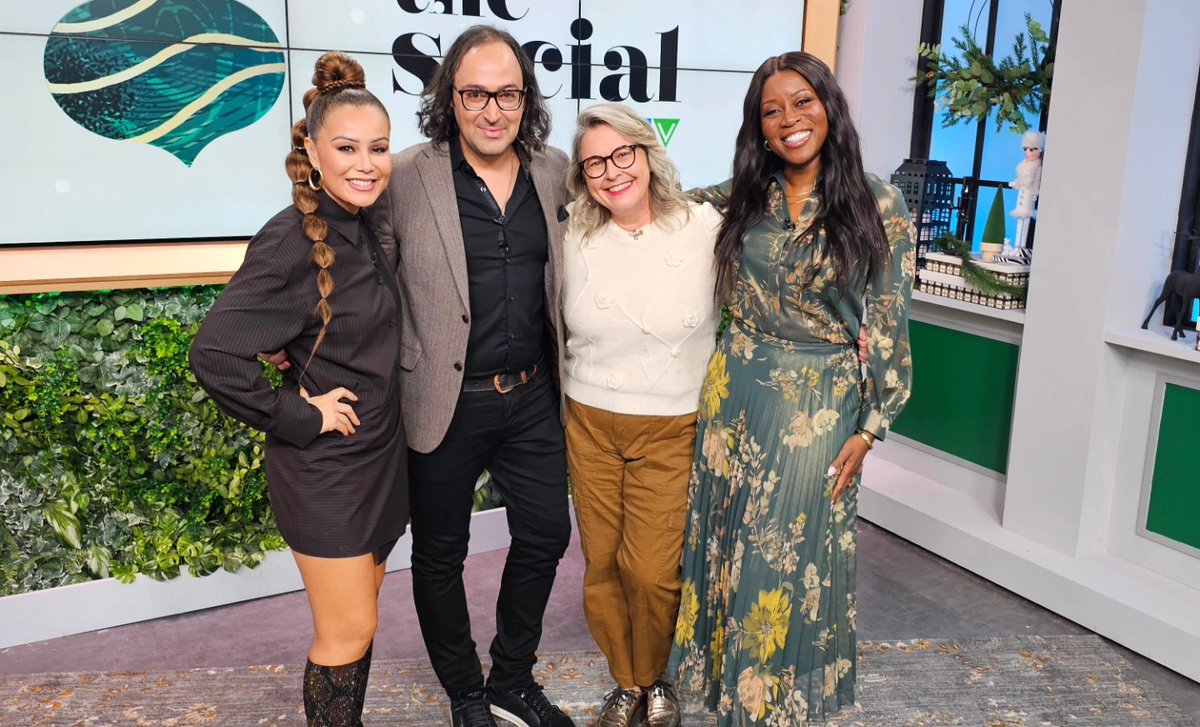 MikeDurzo's tweet photo. So much fun with these ladies on The Social! I always thought wearing a cape was so cliché for a magician but I'm starting to like it...Haha!!
.
.
#TheTraitorsCanada #CTV #TheSocial #MegaMagic #MikeDurzo #Magician https://t.co/SIp47lPi1y