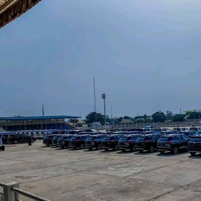Muhammadfa21871's tweet image. A huge parting gifts: Kogi Governor Yahaya Bello on Friday presented 40 SUV cars and four Hilux vans to the state’s lawmakers and judges.