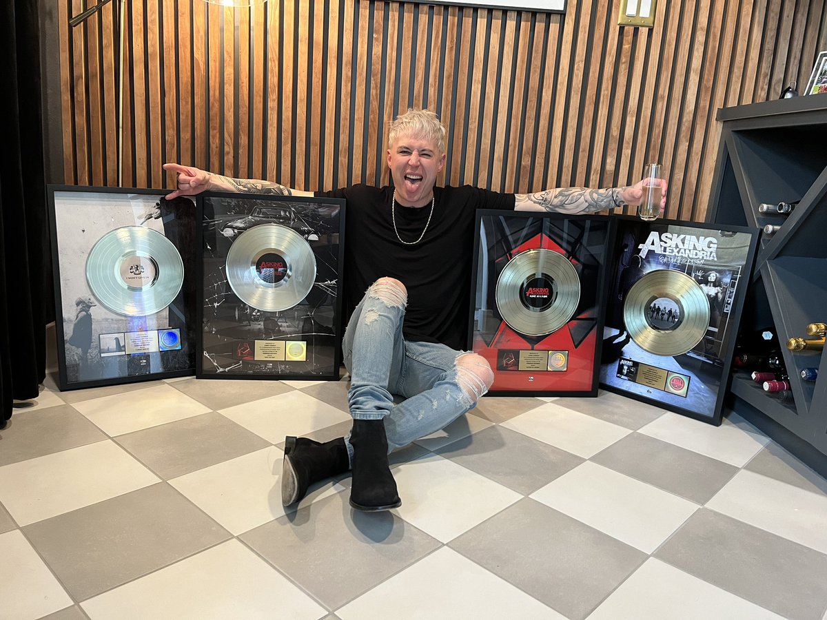Christmas came early this year, with four more certified gold singles! Wow! Kinda lost for words tbh, this’ll be six golds over four different albums 🤯
Totally over the moon!
Feeling really grateful right now, my family is loving and supportive, my friends are badasses that