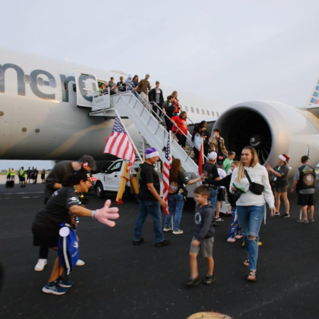 AmericanAir's tweet photo. All aboard the #SnowballExpress! ✈️ ✨ We're back spreading holiday joy by teaming up with our partners @GarySiniseFound to fly almost 3,000 family members of fallen military heroes and first responders to @WaltDisneyWorld. ❤ https://t.co/ctI6bCymyY https://t.co/a4beKOJilK