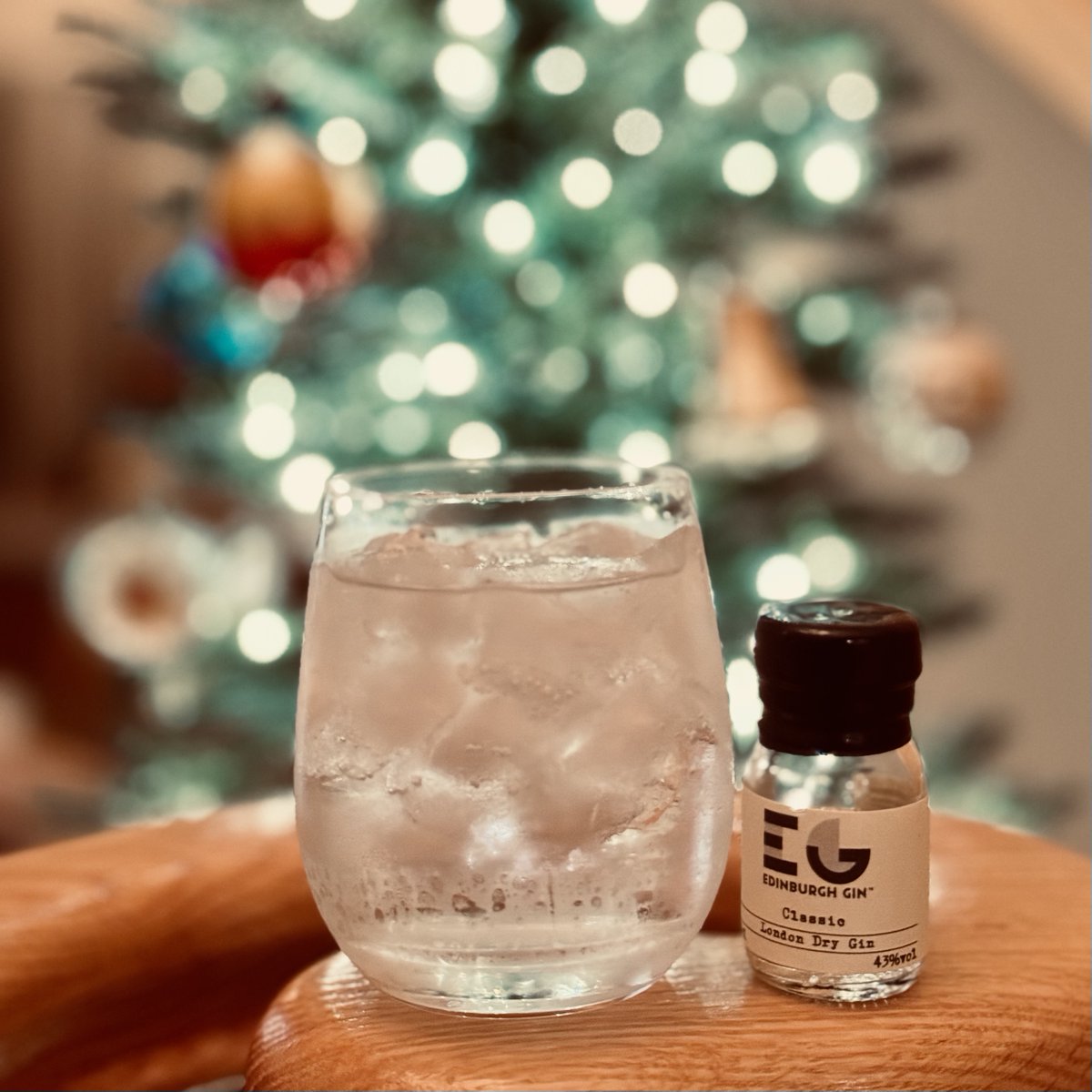 @SuntoryGlobal @Kyrodistillery @FeverTreeMixers @No3Gin Day 21 of #ginvent : Edinburgh Gin Classic by @Edinburgh_Gin 

On a little run of London Dry in this calendar, and this gin delivers a good juniper at the start with a nice citrus finish.  I didn't get the lavender in this dram, and would like to try some more in the future to