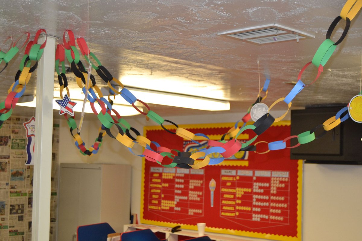 niilexis's tweet image. Packing desks and doing this was the highlight of the whole term…