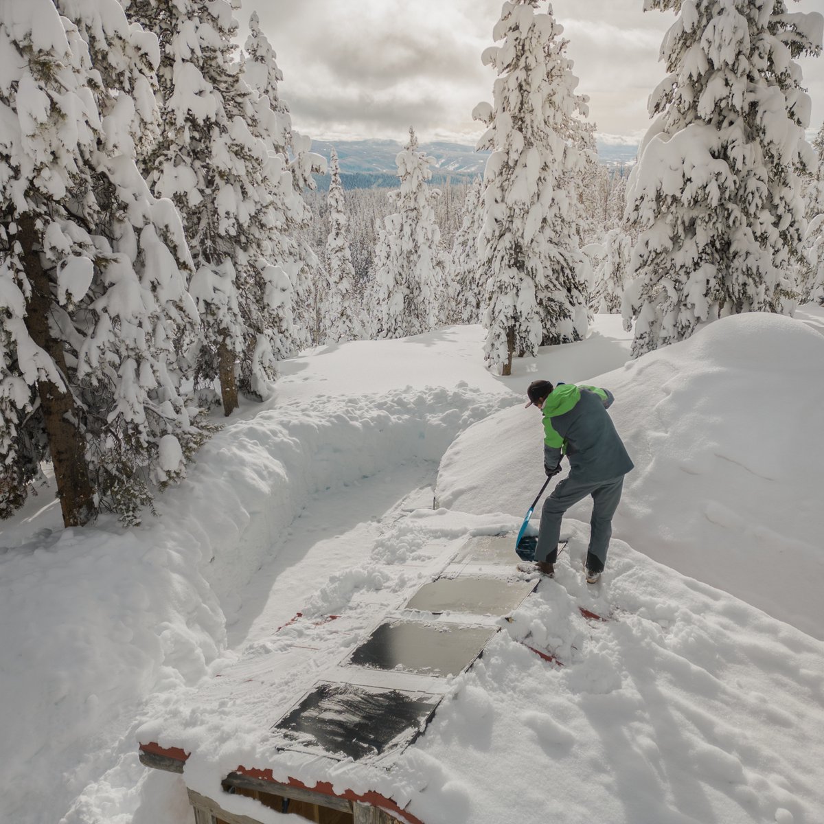 GoalZero's tweet image. Just dropping in to let you know that our holiday sale ends on the 24th. Don’t miss this chance to score a great deal on stations, solar panels, and solar generators. 

Click the link in our bio to save up to 30%! 

#poweredbygoalzero #goalzero #winter #holiday #holidaysale