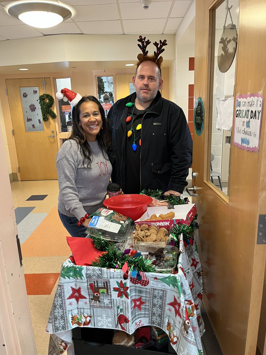 Our wonderful admin spreading some holiday cheer ❤️ Thank you for all you do for us and our scholars! @frps_Letourneau @VP_NRodrigues