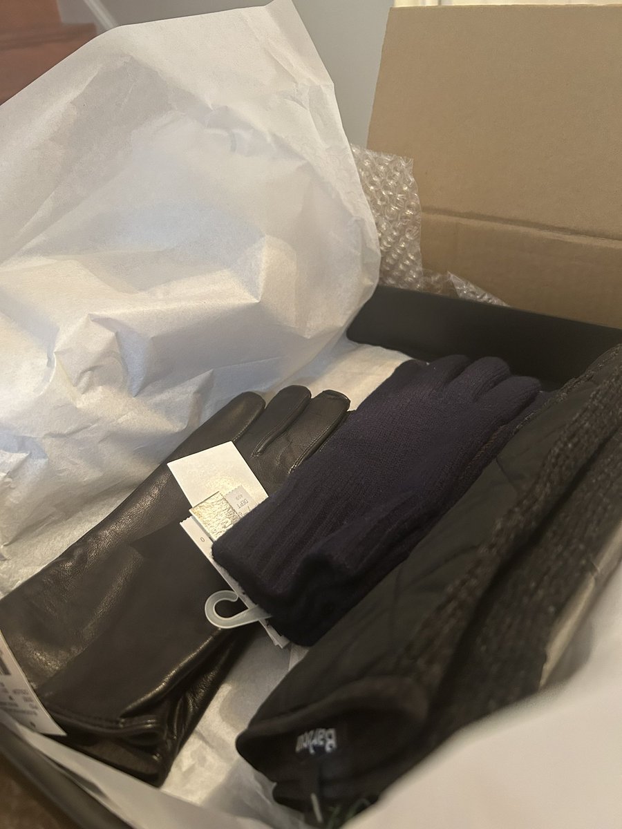 costareports's tweet image. Thank you, @GayleKing! What a Christmas gift! Much appreciated. See you soon on @CBSMornings, all grown up! And thanks for keeping us laughing and smiling at @CBSNews.