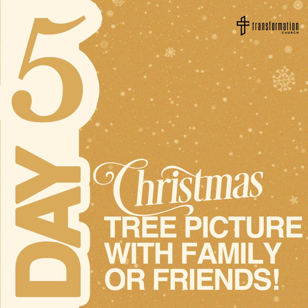 It’s day 5 of TC’S 7 Days of Christmas challenge and Today’s challenge is: Take a photo in front of a christmas tree with family or friends 🙌👥