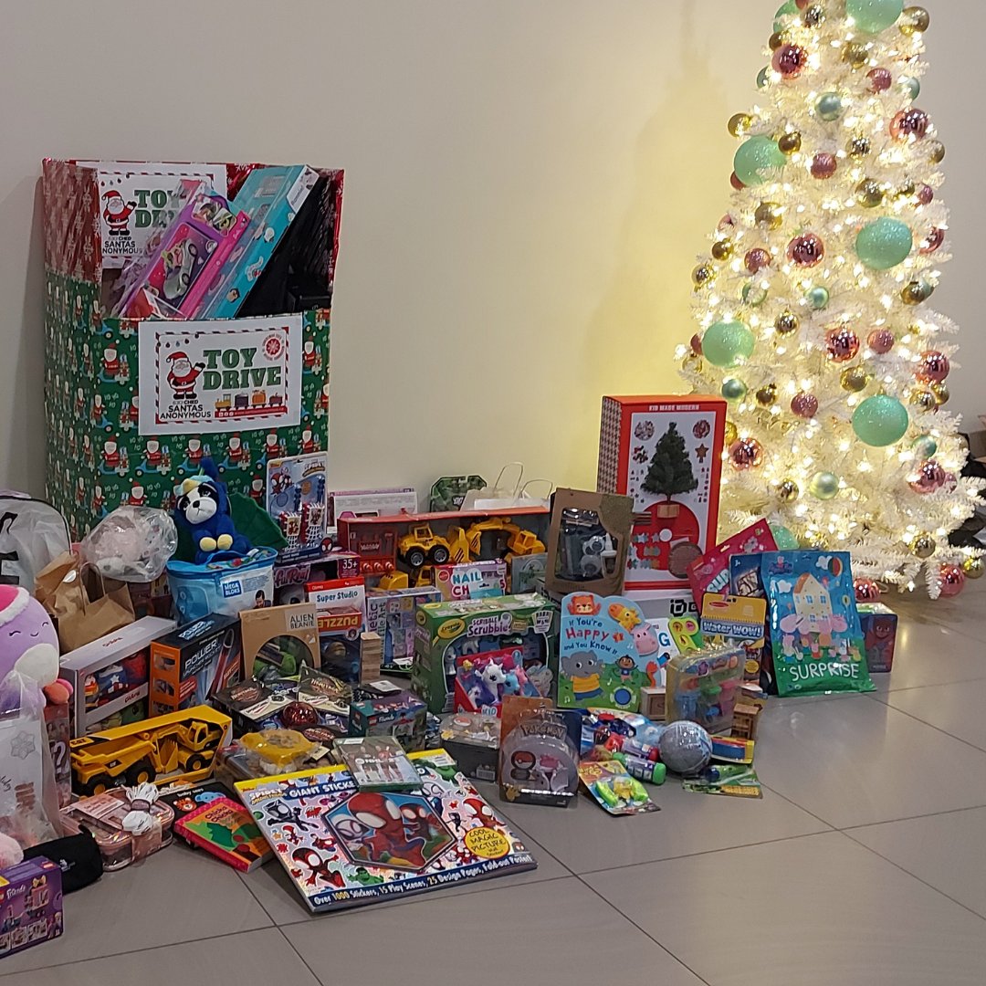 Nos incroyables équipes de gestion des immeubles répandent la joie des fêtes! Leurs efforts et leur générosité nous ont permis d’amasser 30 boîtes de jouets et 50 boîtes de nourriture pour @toymountain et @dailybreadfoodbank! #CIGWL