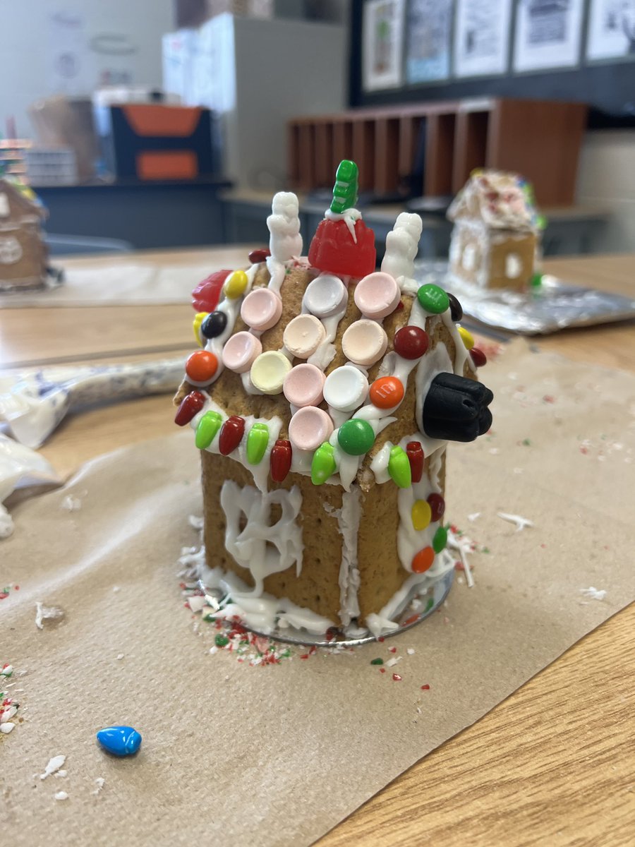 MsThamotharan's tweet photo. A little mini gingerbread house decorating fun @faircloughps https://t.co/X5P55SKmgx