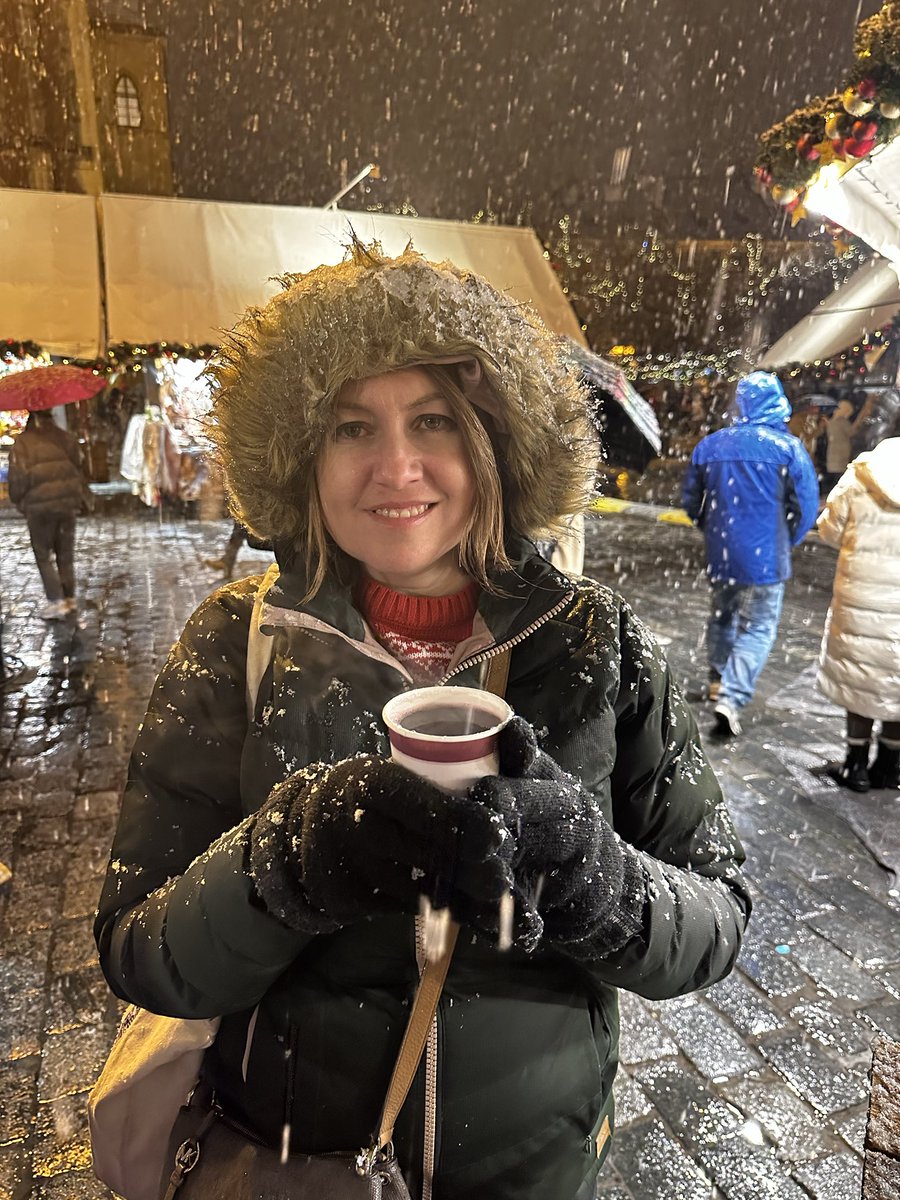 It’s snowing! ❄️ ⛄️ ❄️ #praguechristmasmarket #christmasmarket