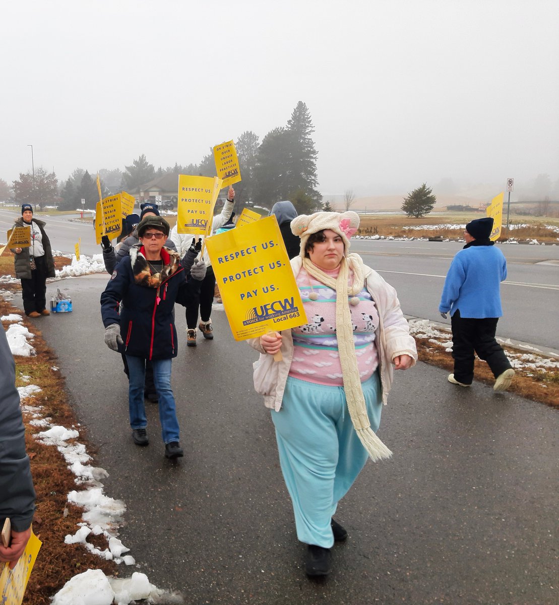 This #SolidaritySeason , we stand with @UFCW663 food workers at the #ULPStrike in Brainerd, Baxter, and Crosby,  Minnesota fighting for better wages and benefits to build an improved life at work and better serve the communities that rely on them! 

#663Strong