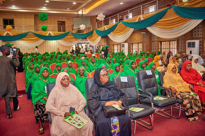 Today, under the umbrella of Senator Oluremi Tinibu's Renewed Hope Initiative, Zamfara State First Lady, @HuriyyaDL extended support to elderly citizens in the State aged sixty-five (65) years and above. They provided one hundred thousand naira each to two hundred and fifty…