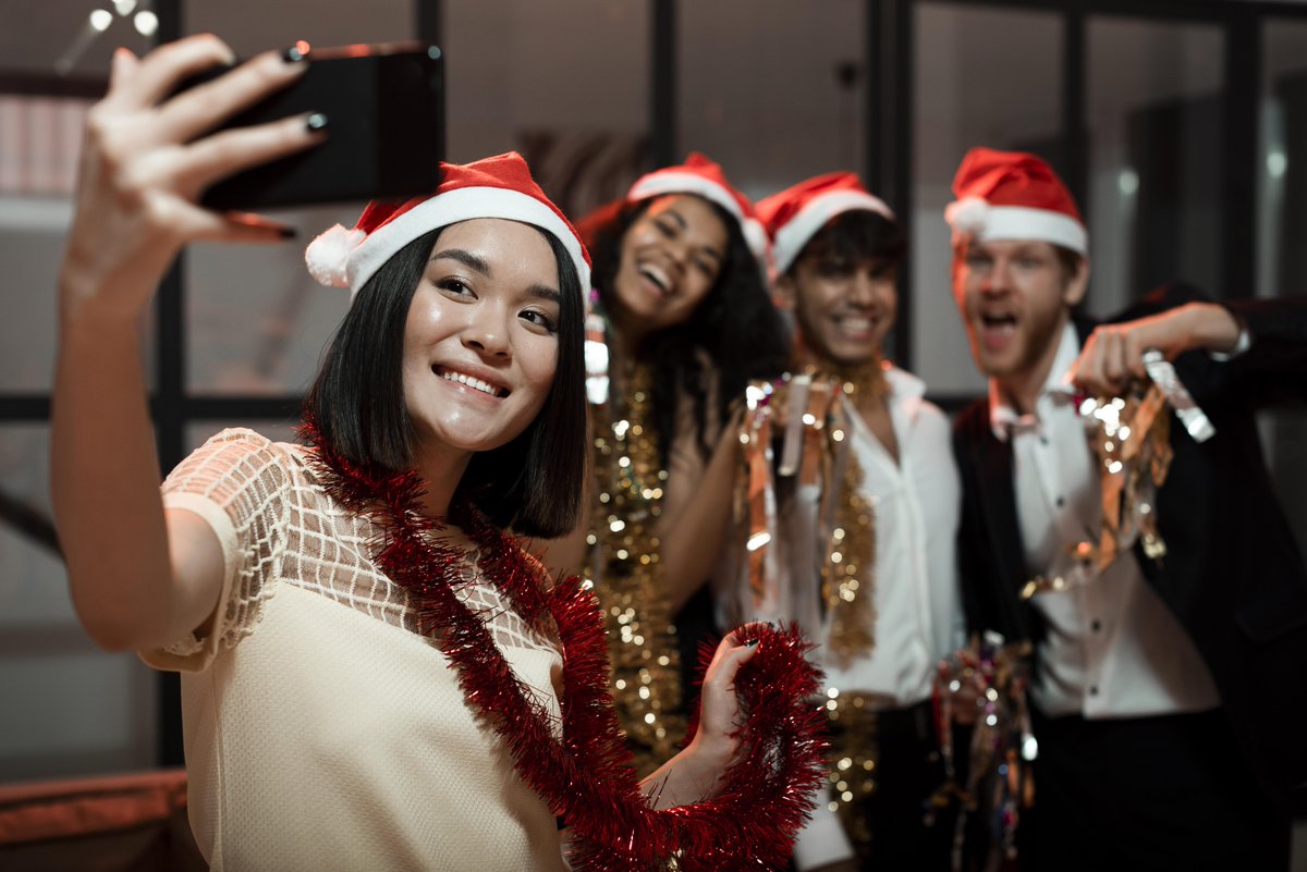 Capturing Christmas Cheer: WeSnapThat Unwraps the Gift of Festive Memories apps.apple.com/us/app/wesnapt… play.google.com/store/apps/det… #WeSnapThatChristmas #FestiveMemories #DigitalHoliday #AdFreeCheer #RealTimeSharing #VirtualCaroling #ChristmasComedy #ElfOnTheShelfFun