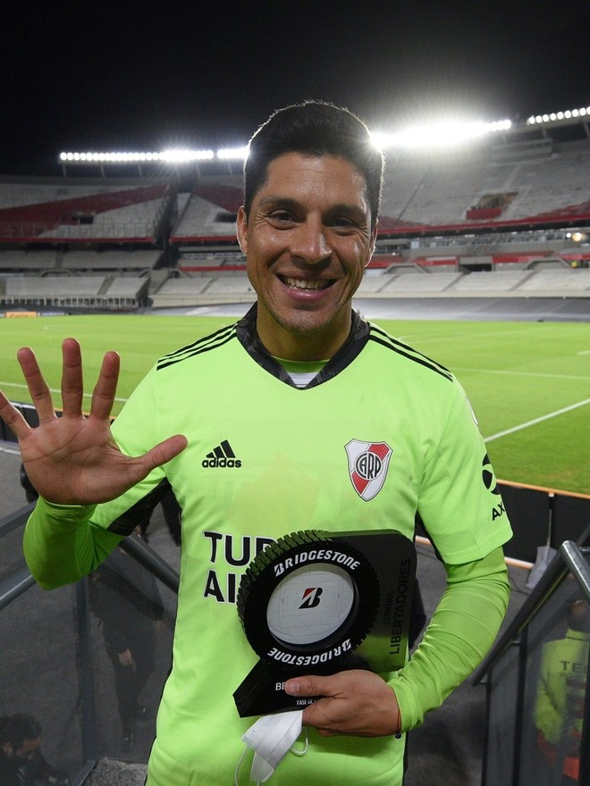 17 - “Atajo yo, Marce”, lo que dijó Enzo Perez antes de esa recordada noche de Copa Libertadores que River jugó solo con 11 jugadores de campo y sin suplentes. Para sumarle mas valor, estaba lesionado y aun asi decidió jugar.