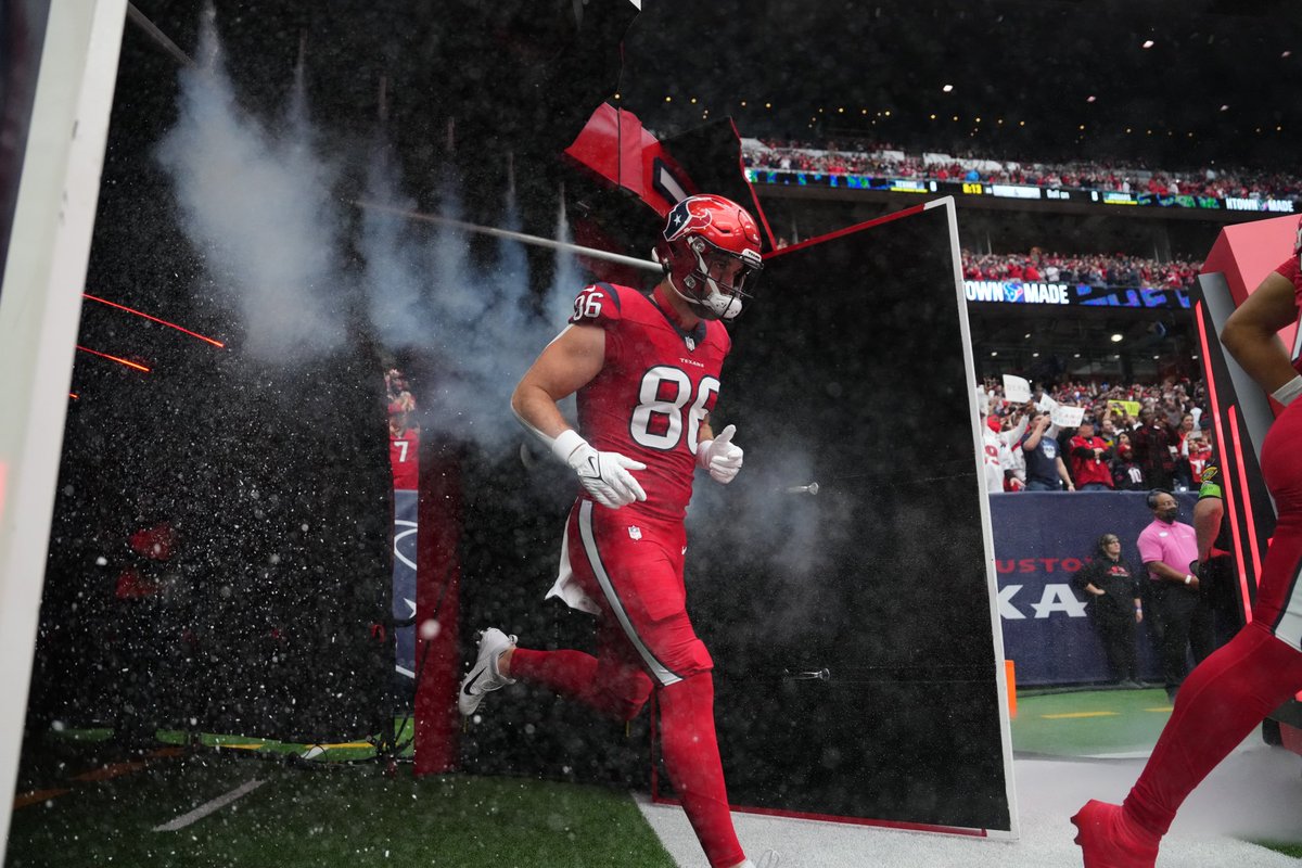 Spreading some holiday cheer 🎉

RT and reply with your favorite holiday movie below for a chance to win a pair of tickets to Sunday’s game!