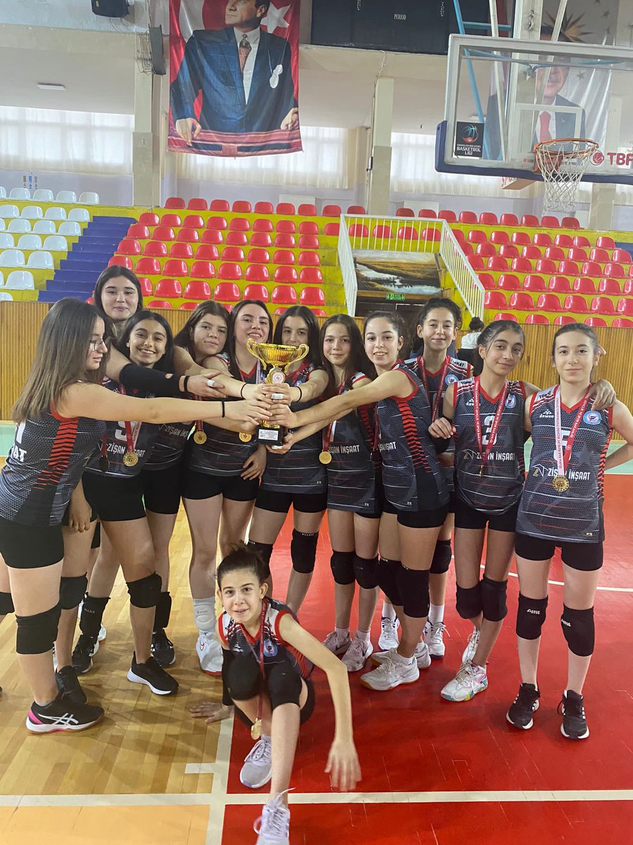 Bir Fevzi Çakmak Ortaokulu klasiği...Yine rakiplerini üzdüler ama bizleri çok sevindirdiler.Voleybol Yıldız kızlarda il BİRİNCİSİ oldular. Başantrenör Celal YILDIZ'ı ve kızlarını kutluyorum.❤🏐🏆🥇🎯🧿🇹🇷