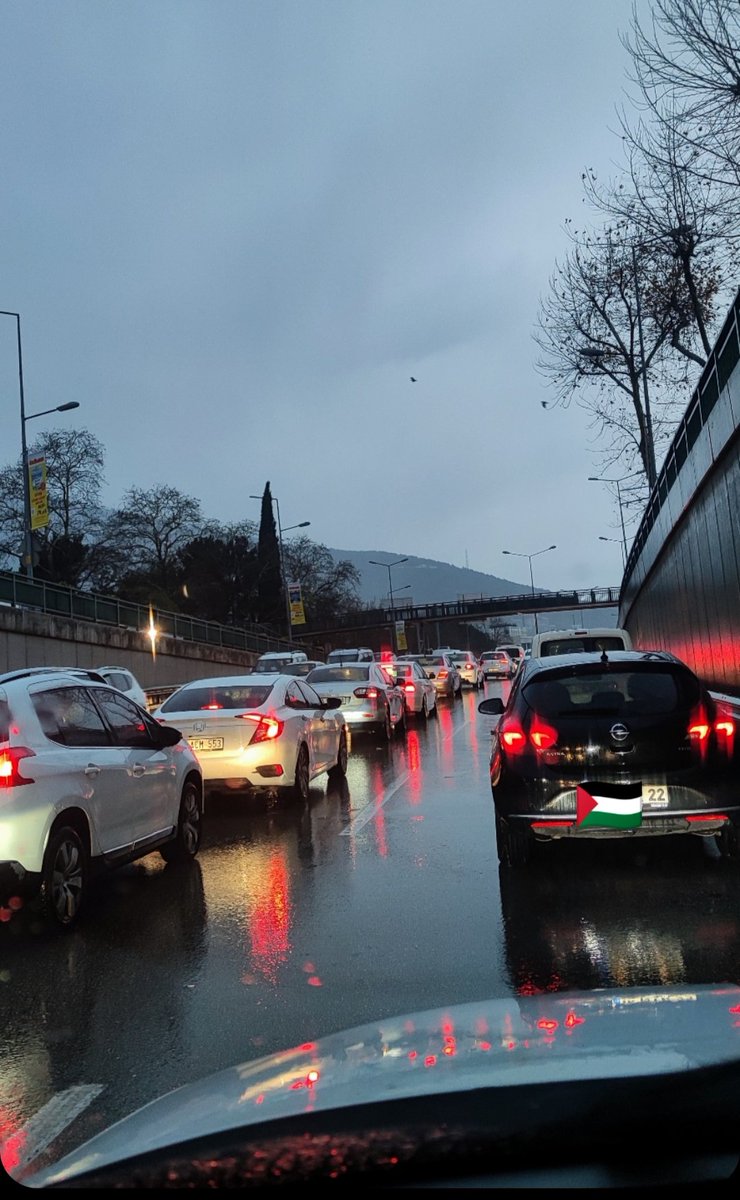 #Bursa trafik çilesi İstanbulu arattı... Her araba bir kişiyi taşıyor sadece... Zengin bir ülkeyiz🇹🇷🇵🇸 artık yollar da otopark oldu #ulaştırmabakanlığı #bursa #istanbul #belediye