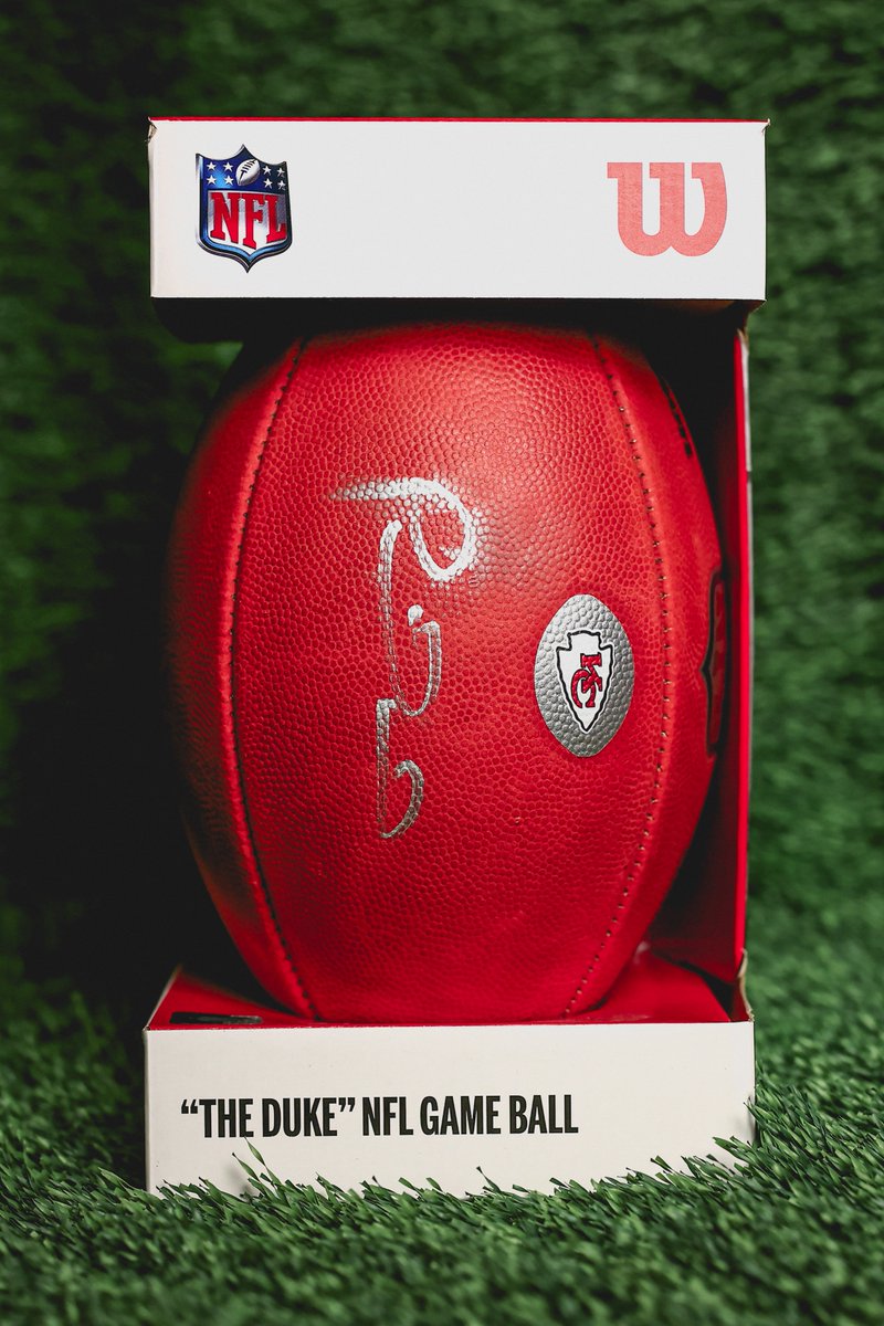 Since we're in the Christmas spirit... IT'S GIVEAWAY TIME‼️ RT for the chance to win this signed ball by QB1. @PatrickMahomes + #WPMOYChallenge @PatrickMahomes + #ProBowlVote