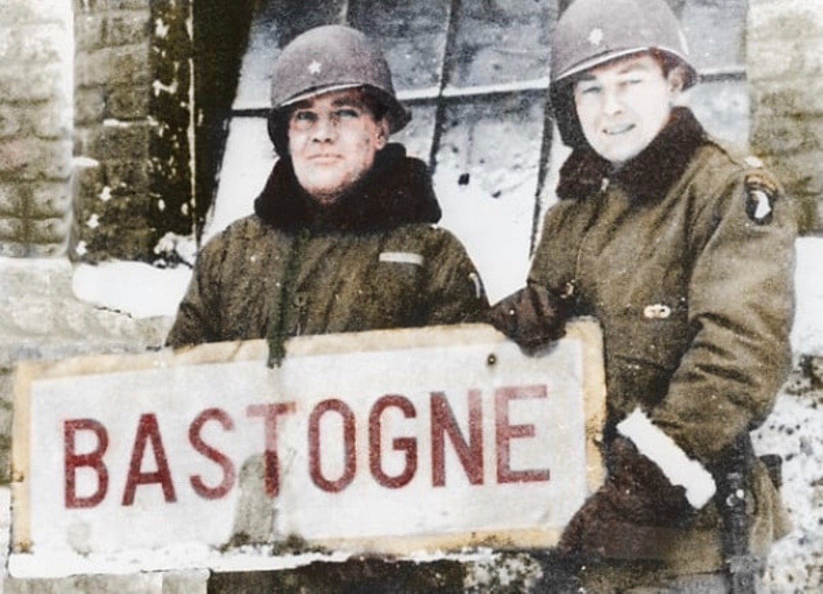 Brigadier General Anthony McAuliffe and Lieutenant Colonel Harry Kinnard II of the 101st Airborne Division at Bastogne, Belgium, in late Dec 1944. 🪖