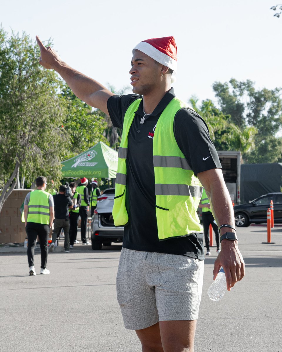 Beyond the court, the SDSU men's basketball team &amp; MESA foundation are proud to serve our community. Today, we joined forces with the San Diego Food Bank, leveraging our platform to make a meaningful impact on local lives. 🏀🤝 #THISISYOURTEAM #GoAztecs #MESAFoundation #JoinMESA