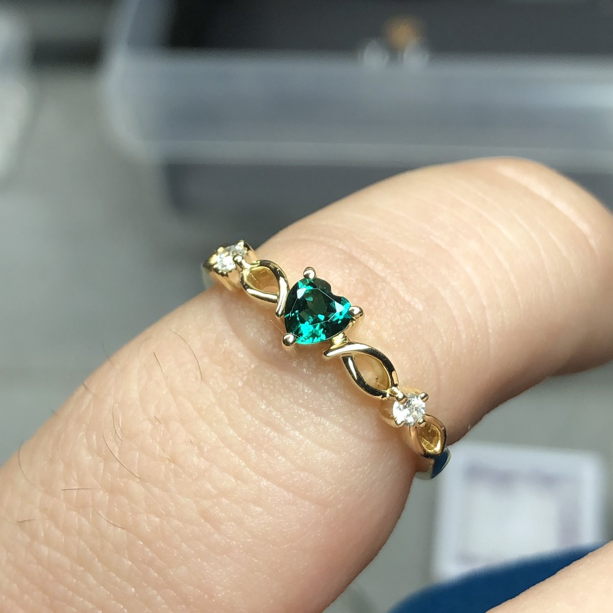 Dainty green 💚 A custom, set with emerald and diamond in 14kt yellow gold ✨