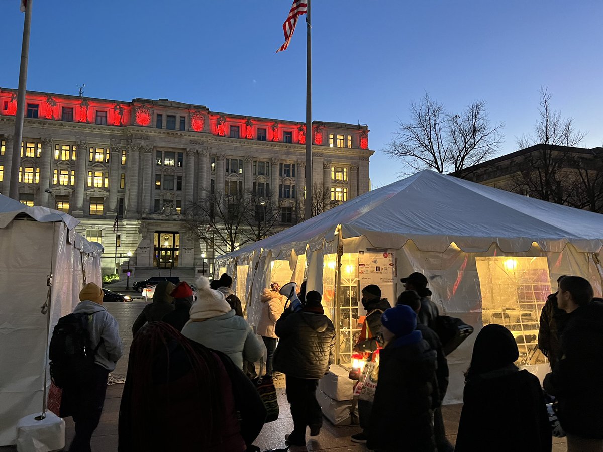 .@WashDCPFFC311 is holding an amazing vigil & memorial for folks who died this year without the dignity of a home. 💔💔they lost their lives, for policy failures in housing & racist greed here in solidarity 👊🏽 @thewayhomeDC @jufj @WashLegalClinic @jesserbnwtz @CMLewisGeorgeW4