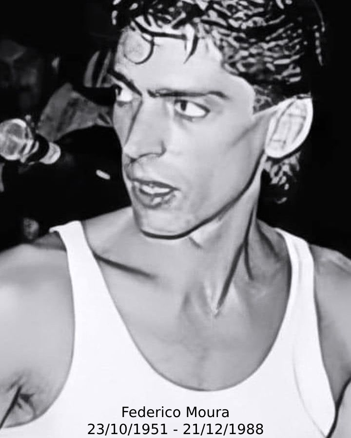 Seguís junto a nosotros y la gente, en cada show, en cada canción… “ausencia que vuelve a traer el recuerdo de cada día, la noche protege otra vez un amor fuera de la vida”.