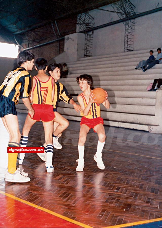 Hay un chico flaco, morocho, que pica la pelota sobre la vereda agrietada. La resolana de Pasaje Vergara rebota sobre la frente de su padre, Yuyo, Gino, quien lo abraza y lo acompaña en los primeros pasos hacia el club. 

Bahiense del Norte está ahí nomás, solo hay que cruzar en