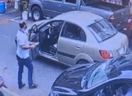 El señor al percatarse de una billetera en el asfalto con una visión de águila va al rescate. Lastimosamente, las cámaras de la zona no pudieron divisar el número de chapa con claridad. Pero si reconocen al señor favor si pueden comunicarse al +595986765452