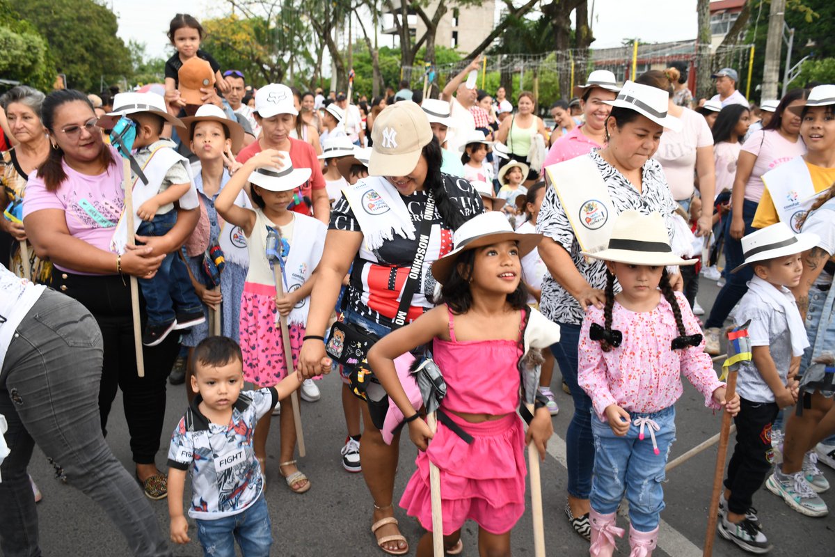 alcaldiaptoboy's tweet photo. La tradicional Cabalgata Infantil se tomó nuevamente las calles de nuestro municipio en el 36° Festival Cultural y de Colonias en #PuertoBoyacá 🥳🎉 @JiclyMutisIsaza https://t.co/9zu1jPEJF3