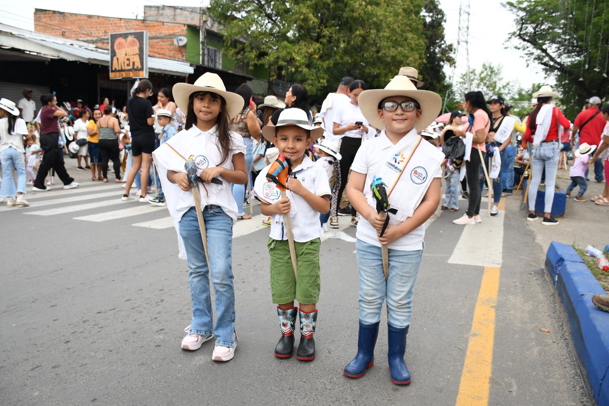 alcaldiaptoboy's tweet photo. La tradicional Cabalgata Infantil se tomó nuevamente las calles de nuestro municipio en el 36° Festival Cultural y de Colonias en #PuertoBoyacá 🥳🎉 @JiclyMutisIsaza https://t.co/9zu1jPEJF3