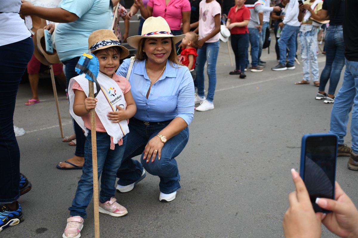 alcaldiaptoboy's tweet photo. Nuestros niños disfrutaron del tradicional recorrido en caballos de madera que partió desde la I.E. San Pedro Claver hasta el Parque Principal en un emotivo paseo junto a los más chicos de nuestra #TierraDeBendiciones https://t.co/RAdqTBIR9V