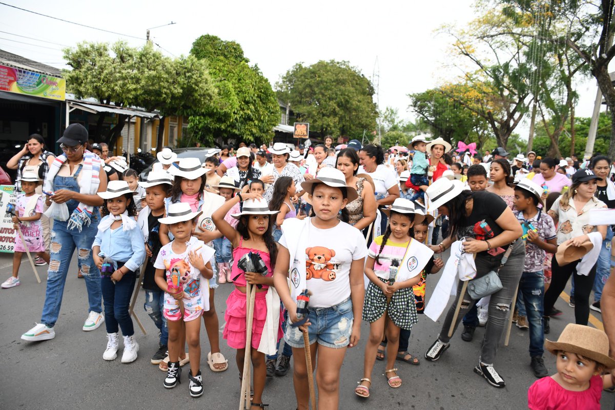 alcaldiaptoboy's tweet photo. Nuestros niños disfrutaron del tradicional recorrido en caballos de madera que partió desde la I.E. San Pedro Claver hasta el Parque Principal en un emotivo paseo junto a los más chicos de nuestra #TierraDeBendiciones https://t.co/RAdqTBIR9V