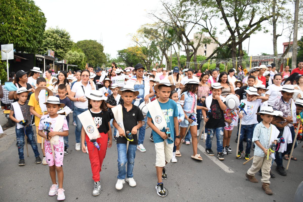 alcaldiaptoboy's tweet photo. Nuestros niños disfrutaron del tradicional recorrido en caballos de madera que partió desde la I.E. San Pedro Claver hasta el Parque Principal en un emotivo paseo junto a los más chicos de nuestra #TierraDeBendiciones https://t.co/RAdqTBIR9V