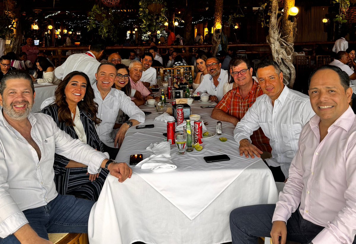 AdrianRubalcava's tweet photo. Aquí platicando tranqui con los Jarochos. @AniluIngram @FernandoKuriMX @JorgeCarvalloD #RamonPoo @renatoalarcon21 @Jeanny_arroyo @ArcsRol @ALFREDNF @renatoalarcon21 @alejandromurat @brendaruiza @LuzCastellanos https://t.co/uepiJOSfO4