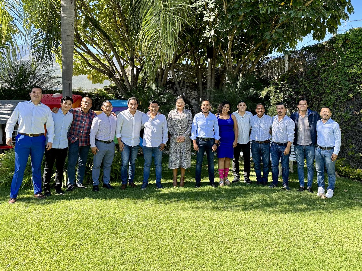 richastudillo's tweet image. Estamos terminando un año que ha sido de pruebas y desafíos, pero de las pruebas debemos de salir fortalecidos y desear mejores momentos. 🎄

Para salir de la rutina de #Acapulco, invité a desayunar a mi equipo de trabajo en #Chilpancingo, donde les entregué obsequios y expresé…