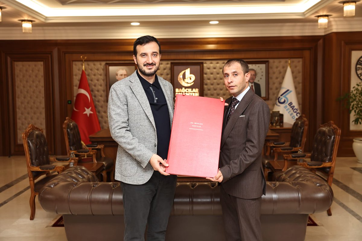 MithatSayar's tweet photo. Bağcılar Belediye Başkanı Abdullah Özdemir'i makamında ziyaret ettim. "Bir Sevdadır Bağcılar/ Sevdamız Bağcılar" çalışmasının 9.ciltini hediye ettim. Bağcılar Belediye Başkanı @abdullahozdemir "Bir Sevdadır Bağcılar/ Sevdamız Bağcılar" çalışmasının 9.ciltini dikkatle inceledi. https://t.co/KugPQXxx7x