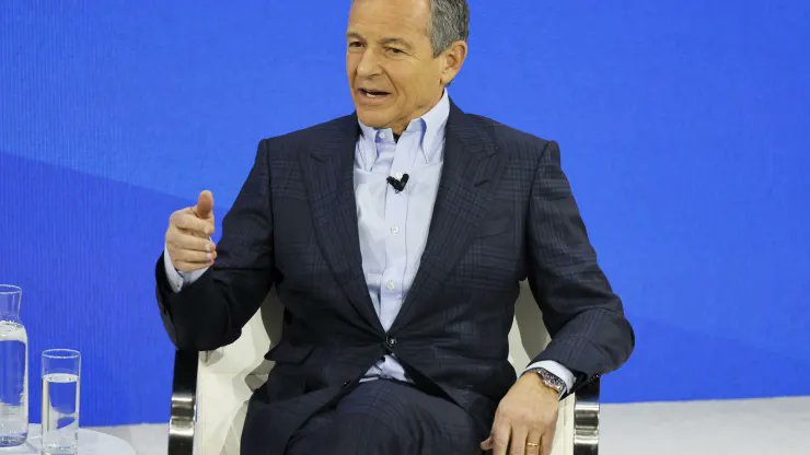 The annual (and often accurate) 'Media executives make predictions' story via @sherman4949 includes lots of Disney-related predictions featuring Iger, Peltz, Dana Walden, and Kevin Mayer. Story: cnbc.com/2023/12/20/13-…