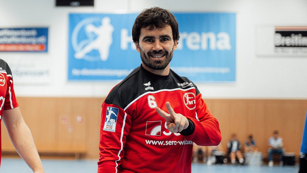 Llegas a la liga más dura del mundo con un contrato hasta 2025 y, antes de concluir tu primer año, ya te renuevan hasta 2027.

Erik Balenciaga seguirá en Melsungen. Ampliación muy merecida 👏🏻.