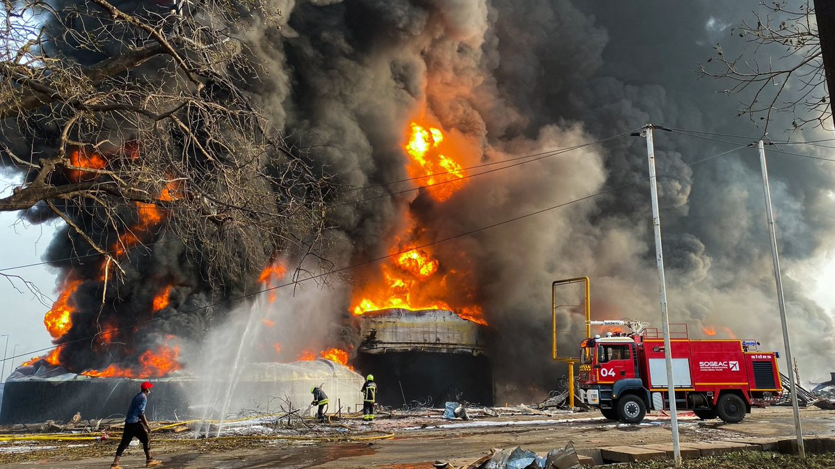 Ante los fallecidos y daños provocados por un gran incendio en un depósito de combustible en Conakry, Rep. de Guinea, trasladamos sentidas condolencias a ese hermano país, en especial a familias de las víctimas.

Médicos cubanos expresaron disposición a apoyar tras la tragedia.