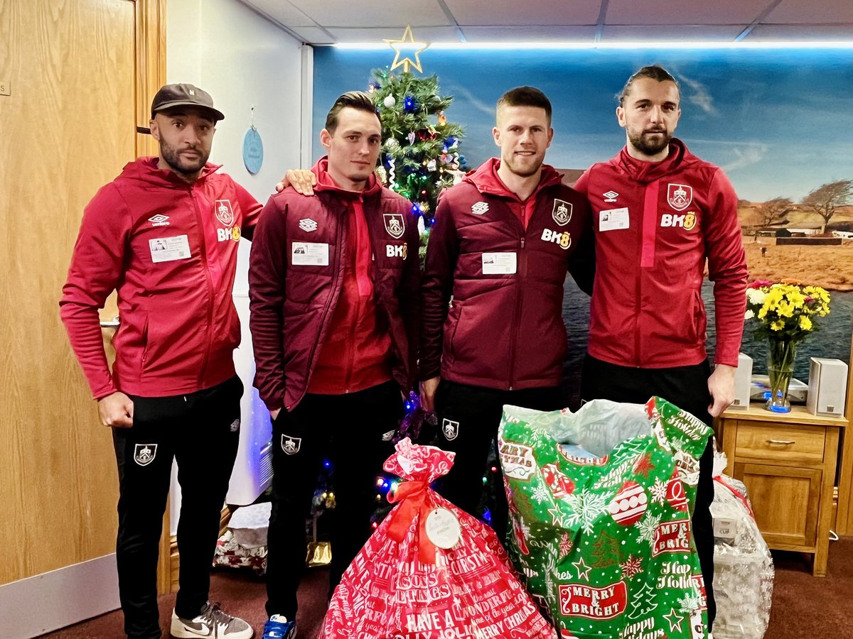 There was a real buzz this afternoon, as we welcomed special guests from @BurnleyOfficial into the Hospice! ⚽️ The players chatted with patients, service users, staff and volunteers, and brought along lots of festive cheer! 🎄✨ Thank you also for your wonderful gifts.