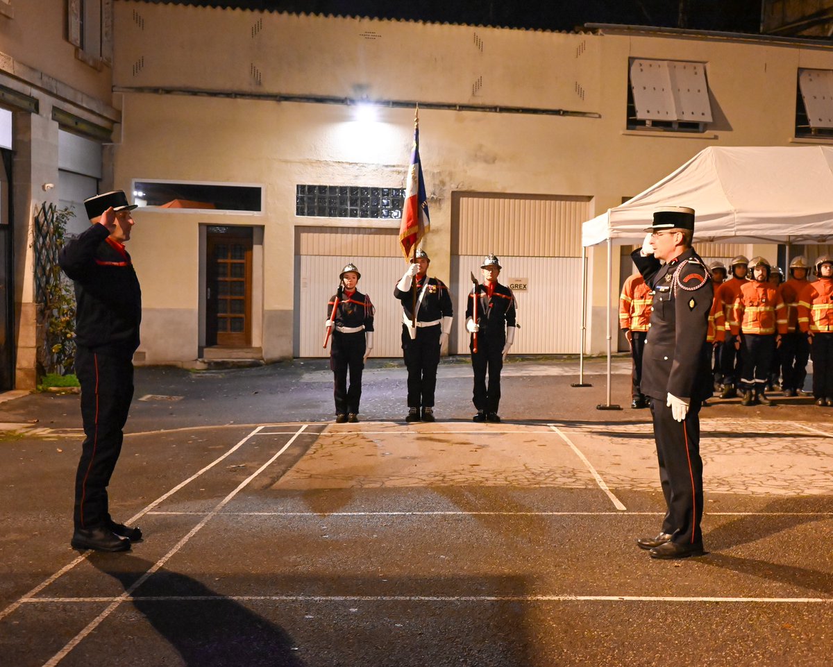 #PriseDeCommandement au centre d’incendie et de secours de la MAUVENDIERE à #Limoges 🧑🏻‍🚒🚒

Le Lieutenant Sylvain TURLE (ancien chef du CIS de Limoges-Beaubreuil) vient d’être nommé chef du CIS de la MAUVENDIERE 🏪 en présence des sapeurs #pompiers et des autorités du #SDIS87 🇫🇷