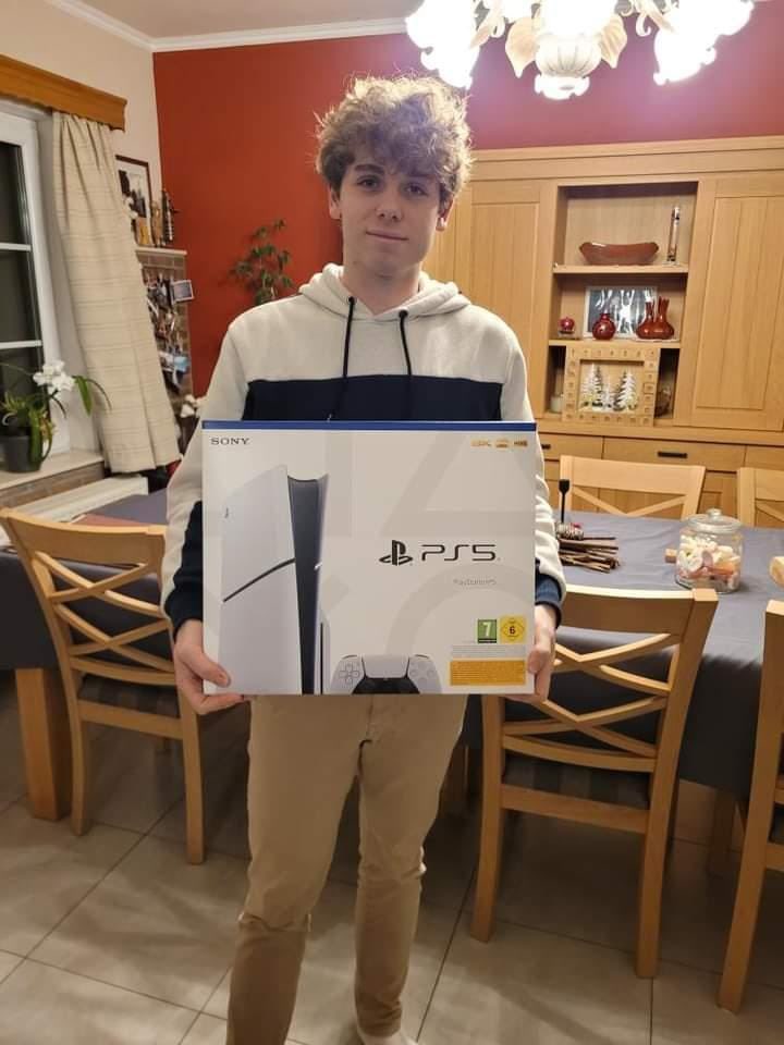 Bravo à Valentin qui repart avec la 3ème PS5 qui était offerte lors de l’ultime étape du Fiber Frites Tour 2023 avec <a href="/proximus/">Proximus</a> ! 🎁

Merci d’avoir participé et à très bientôt en 2024 🍟

Et merci à tous les partenaires du projet #Frites , trop nombreux pour être tous taggués 🥰