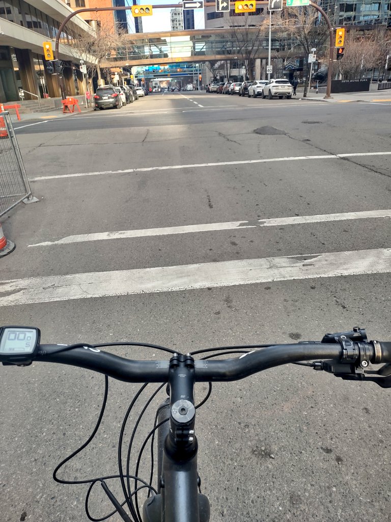yycbikeguy's tweet photo. Fresh battery & a little snack. The clients that feed me tend to get their stuff done first 😜 #food #motivated #boostie #lunch #December https://t.co/r3blFcwTS9