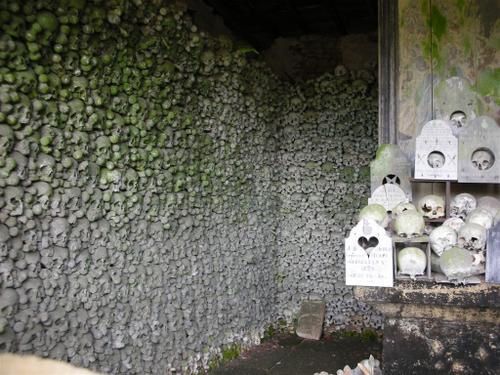 Marville.  On est en Lorraine. Le cimetière est est très joli. Des tombes du XV° siècle et un ossuaire de 40.000 crânes. Me retrouver là bas me plonge dans le même état que lorsque je regarde longtemps les étoiles les soirs d'été... Un sentiment d'une infinie finitude.