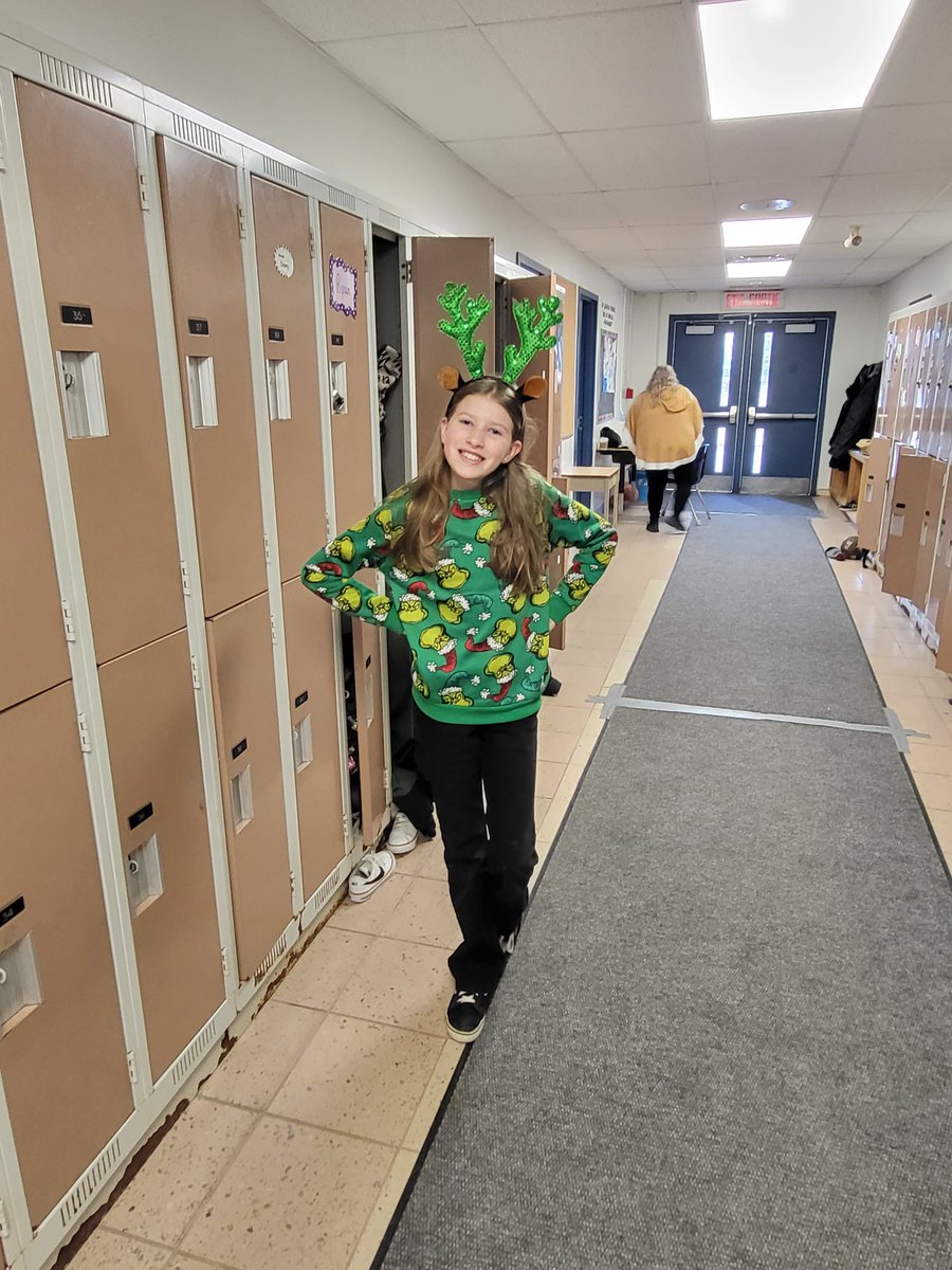 Aujourd'hui, c'était une journée chandails de Noël. Commes ils sont mignons. L'esprit de Noël règne à ESTA.