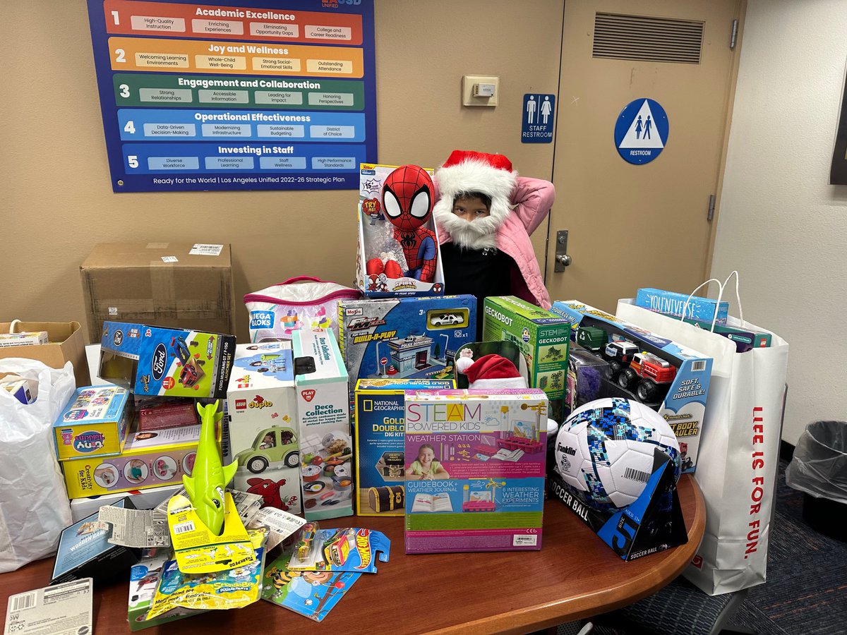 Thank you to our JEDI (Justice, Equity, Diversity and Inclusion) committee for collecting toy donations and delivering to Station 88! SOEC students truly understand the importance of giving back to others. Way to go Tigers! @LAUSDSup @LASchoolsNorth @LASchools