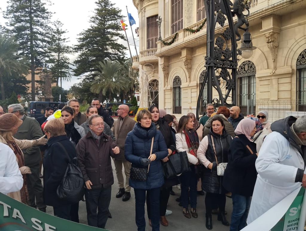 Hoy he participado en la manifestación convocada por la plataforma 'Todos por una sanidad digna en Ceuta'. La sanidad pública constituye uno de los pilares fundamentales del Estado del Bienestar y no podemos permitir que en Ceuta se degrade, de ninguna manera.