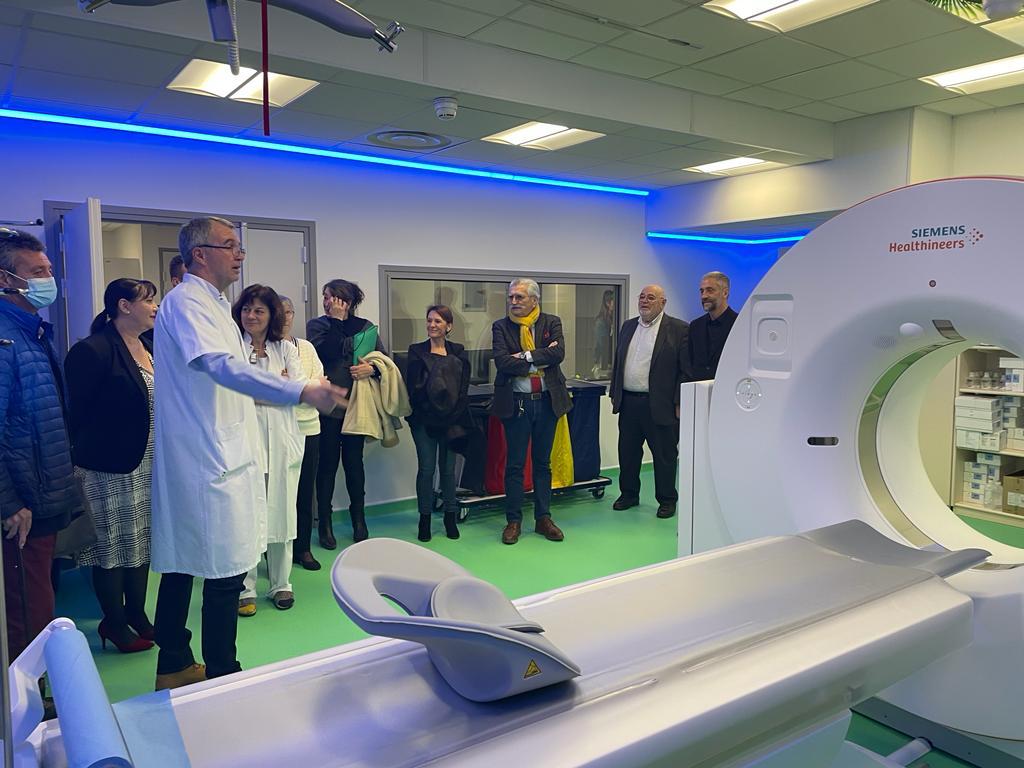 Presentation aux membres du conseil de surveillance du second #scanner qui vient d'être installé au Centre Hospitalier de Rodez. Un nouvel équipement de pointe, pour toujours renforcer l'offre de soins pour la population du territoire. #innovation #offredesoins